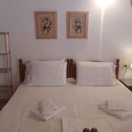 Retzos Rooms Himare Bagian luar foto