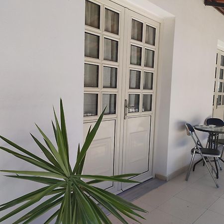 Retzos Rooms Himare Bagian luar foto