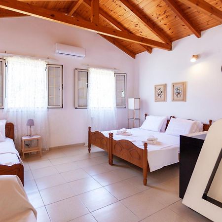 Retzos Rooms Himare Bagian luar foto