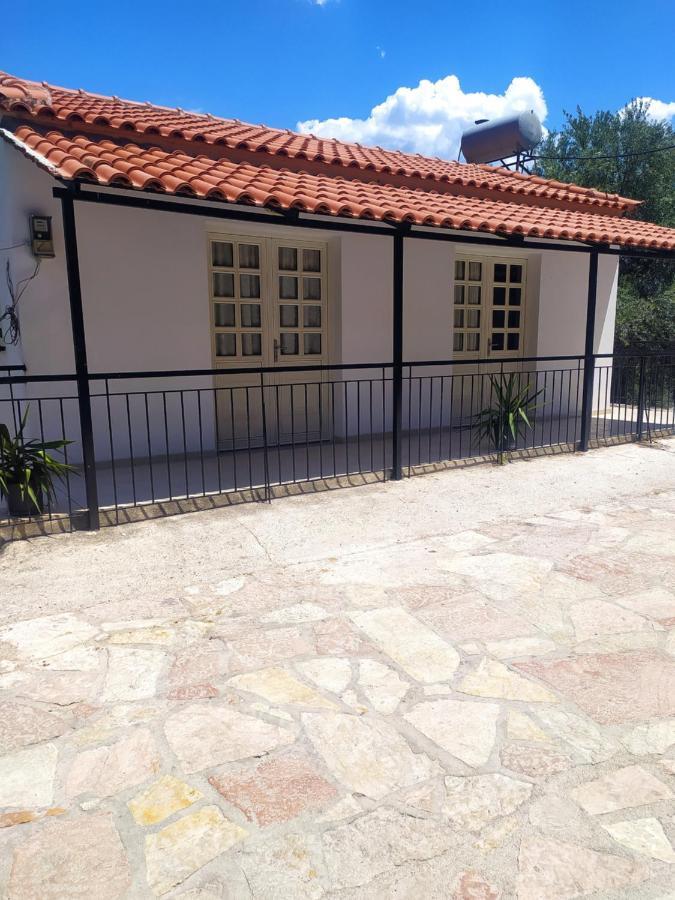 Retzos Rooms Himare Bagian luar foto