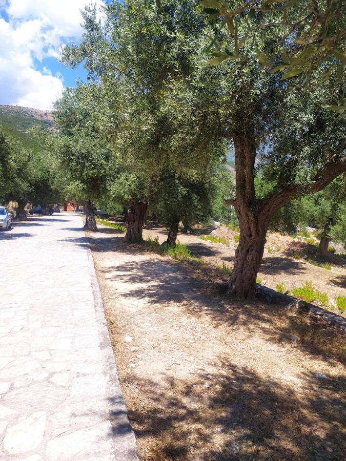 Retzos Rooms Himare Bagian luar foto