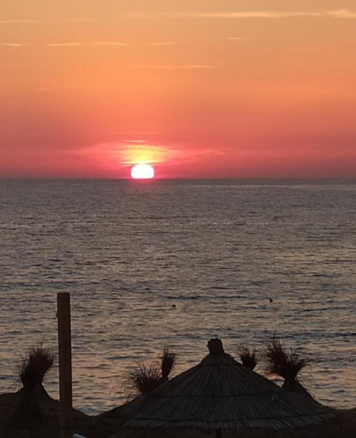 Retzos Rooms Himare Bagian luar foto