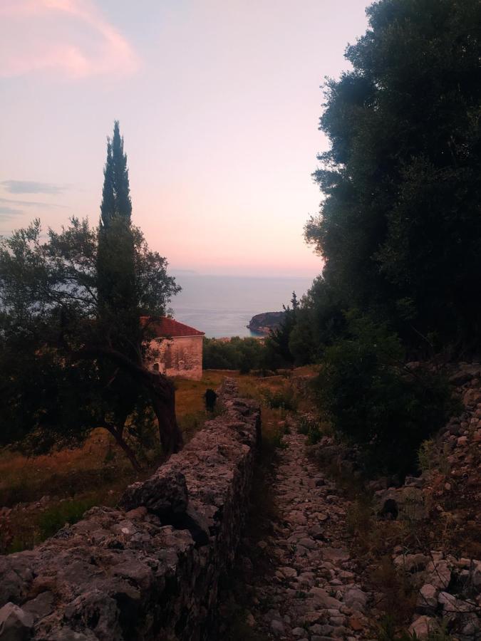 Retzos Rooms Himare Bagian luar foto