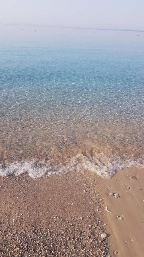 Retzos Rooms Himare Bagian luar foto