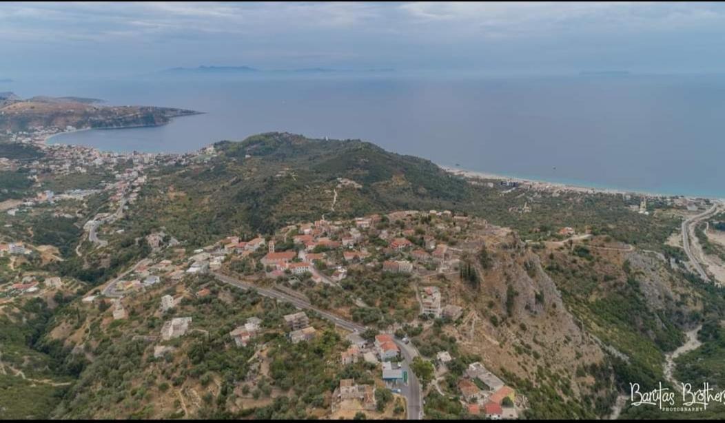 Retzos Rooms Himare Bagian luar foto