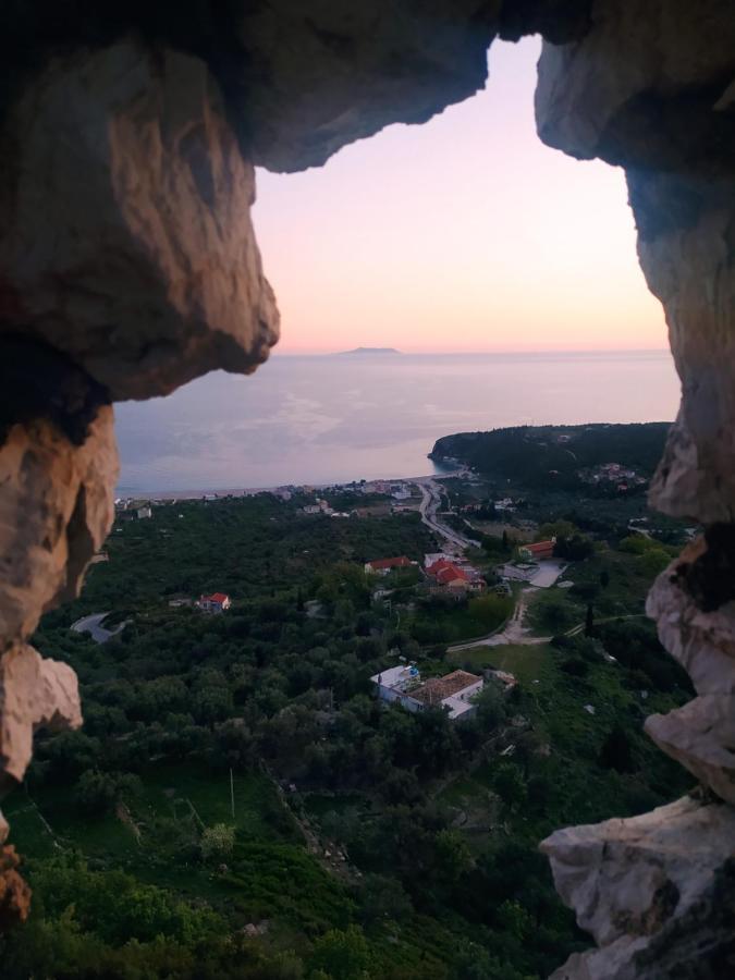 Retzos Rooms Himare Bagian luar foto