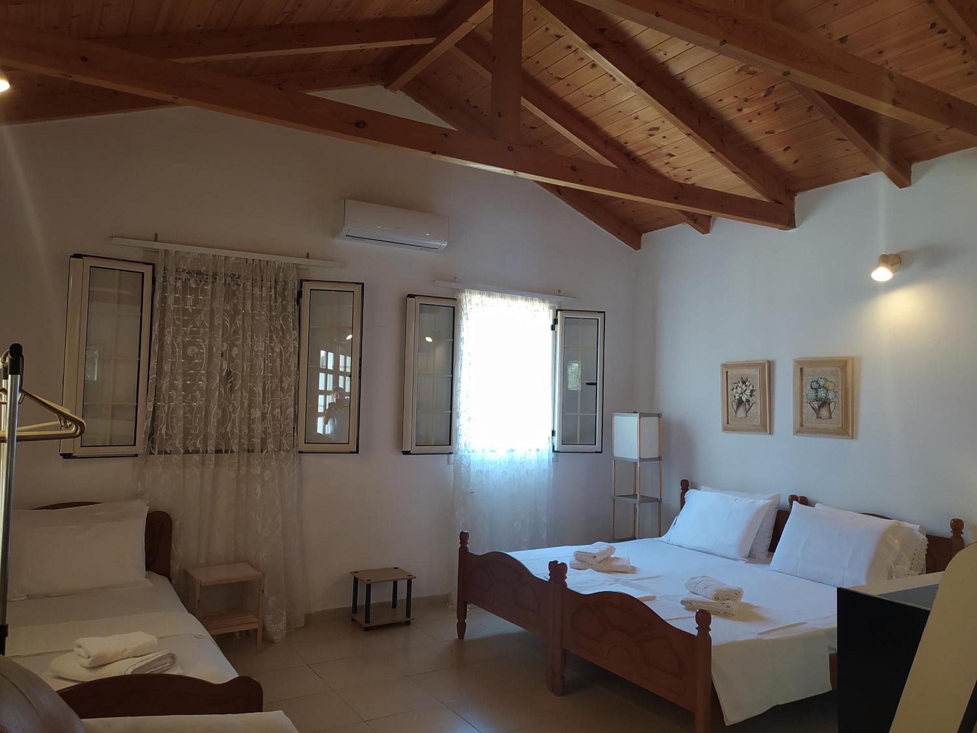 Retzos Rooms Himare Bagian luar foto