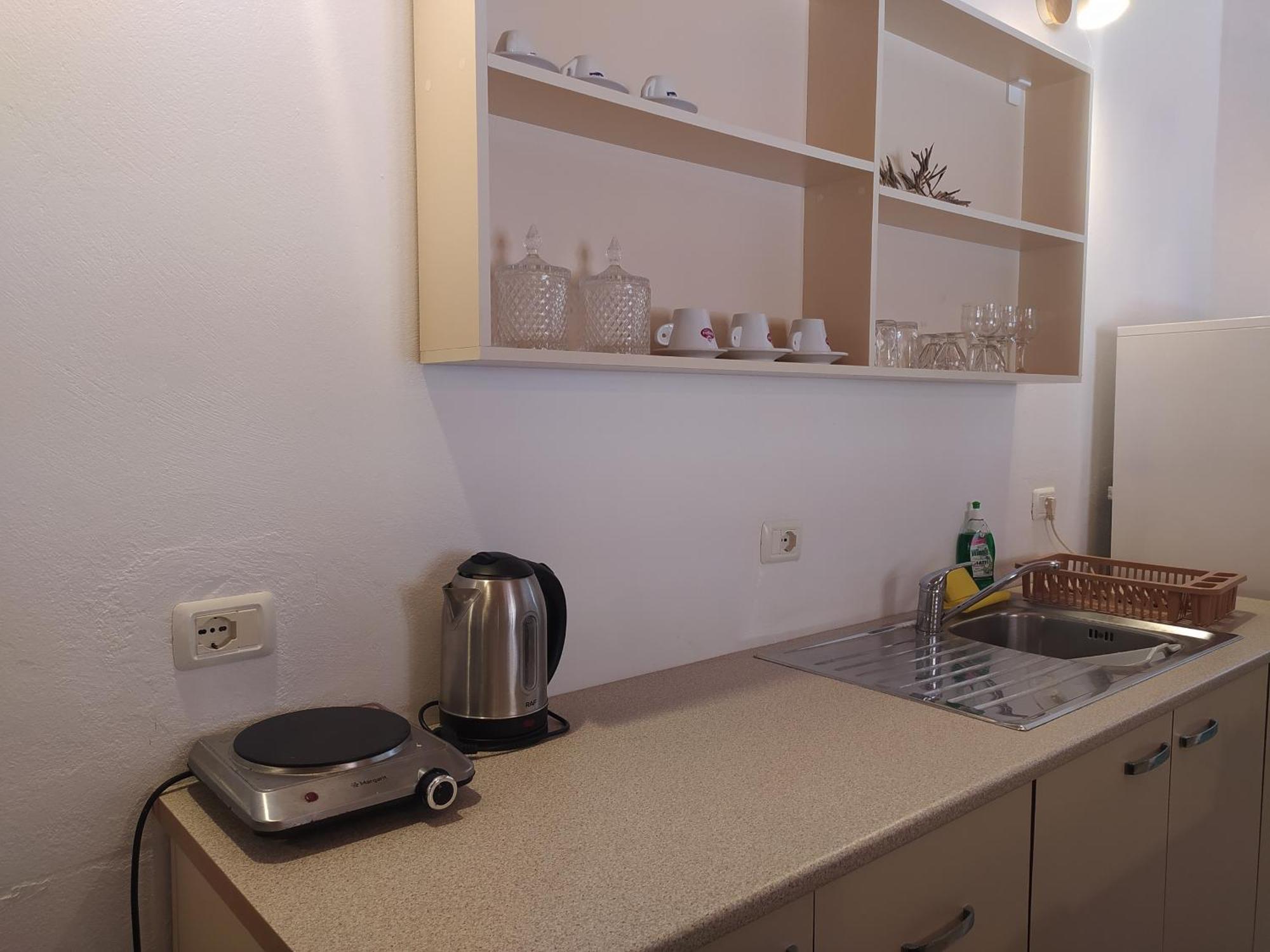 Retzos Rooms Himare Bagian luar foto
