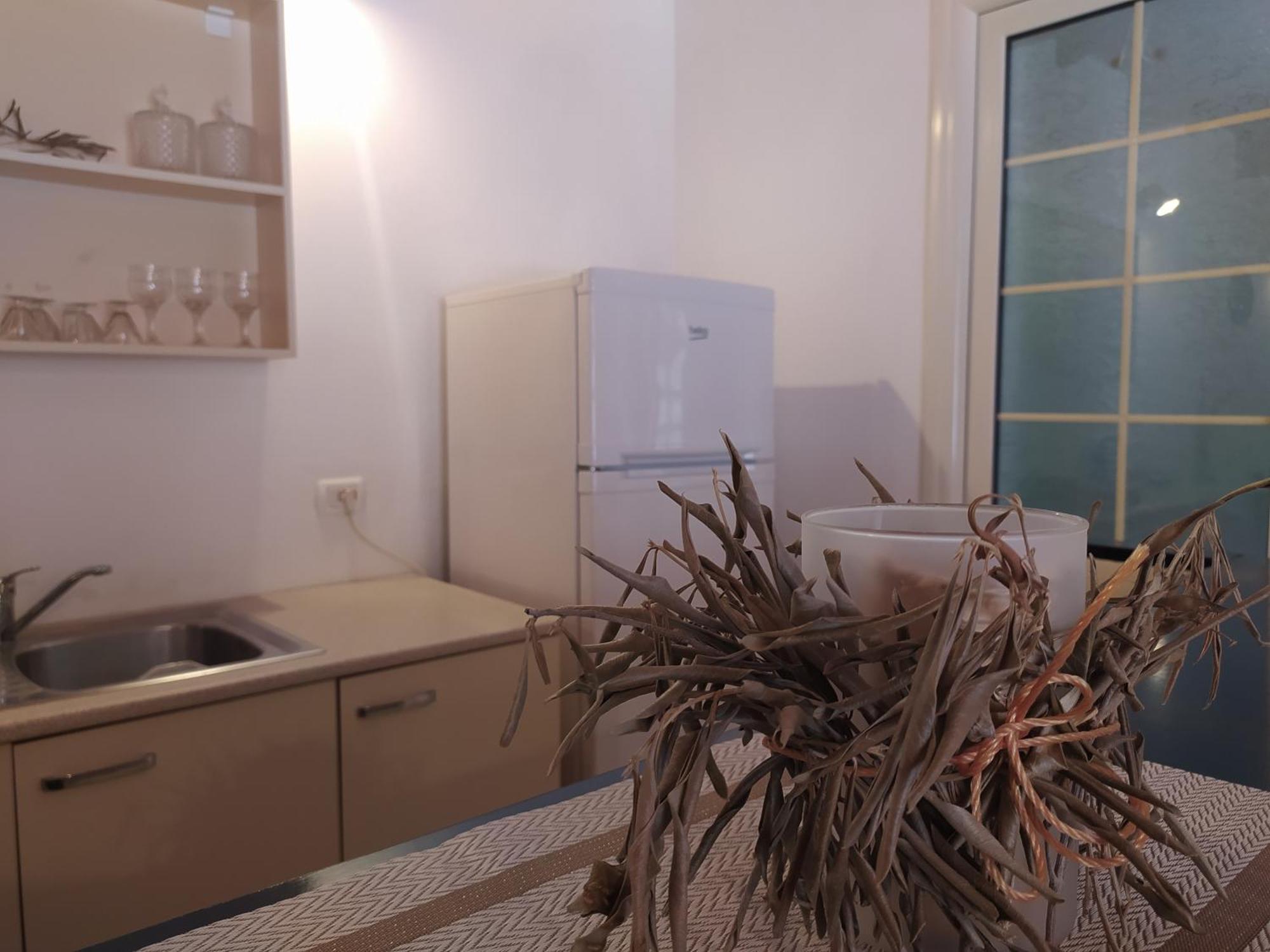 Retzos Rooms Himare Bagian luar foto