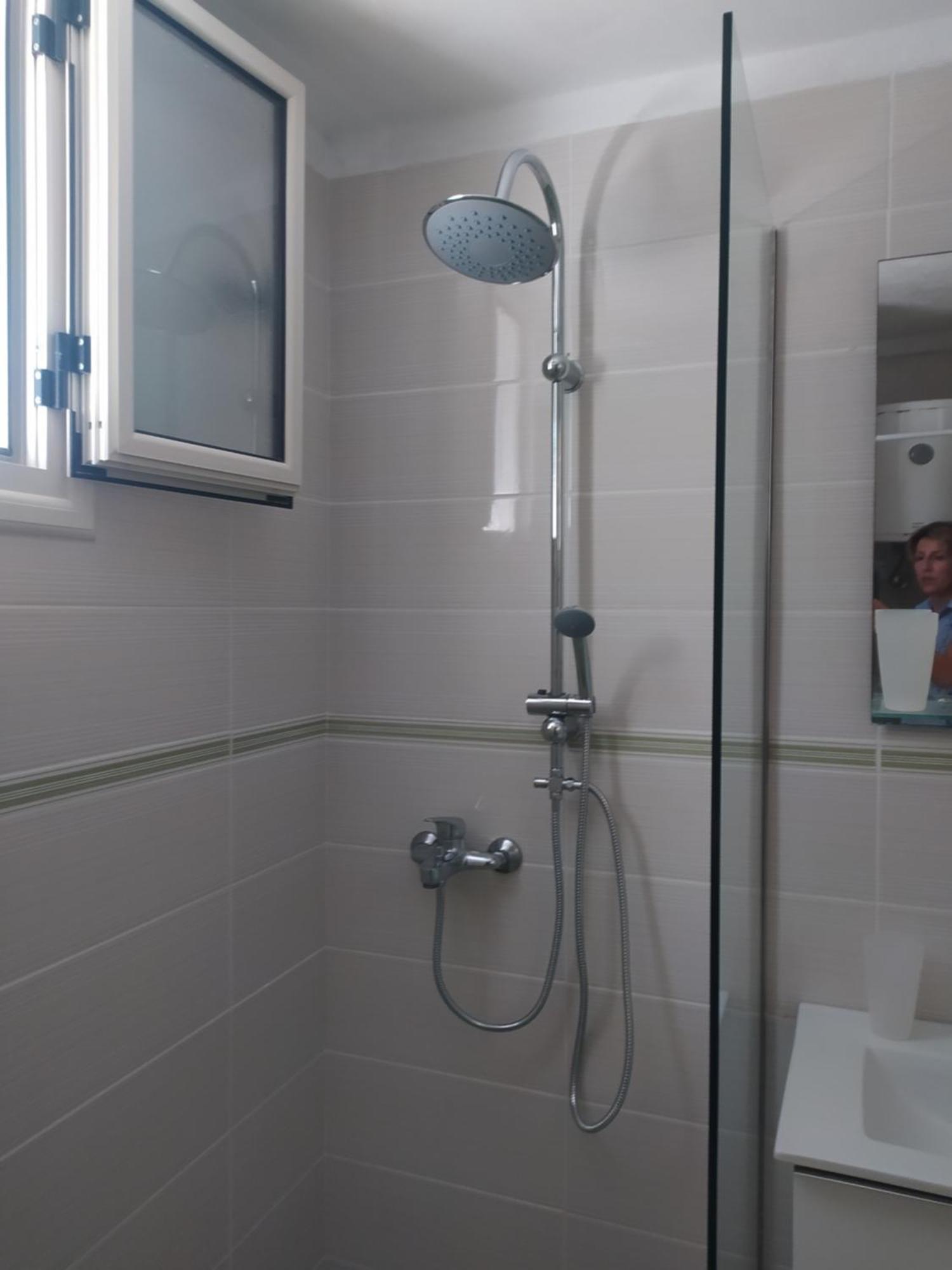 Retzos Rooms Himare Bagian luar foto