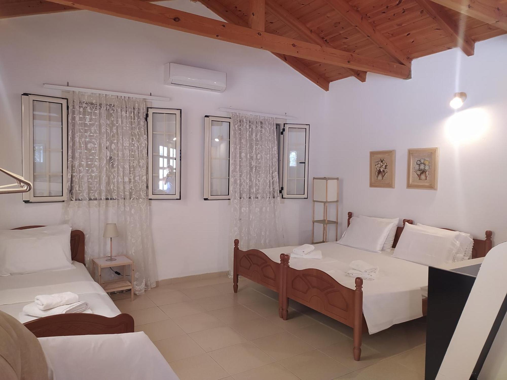 Retzos Rooms Himare Bagian luar foto