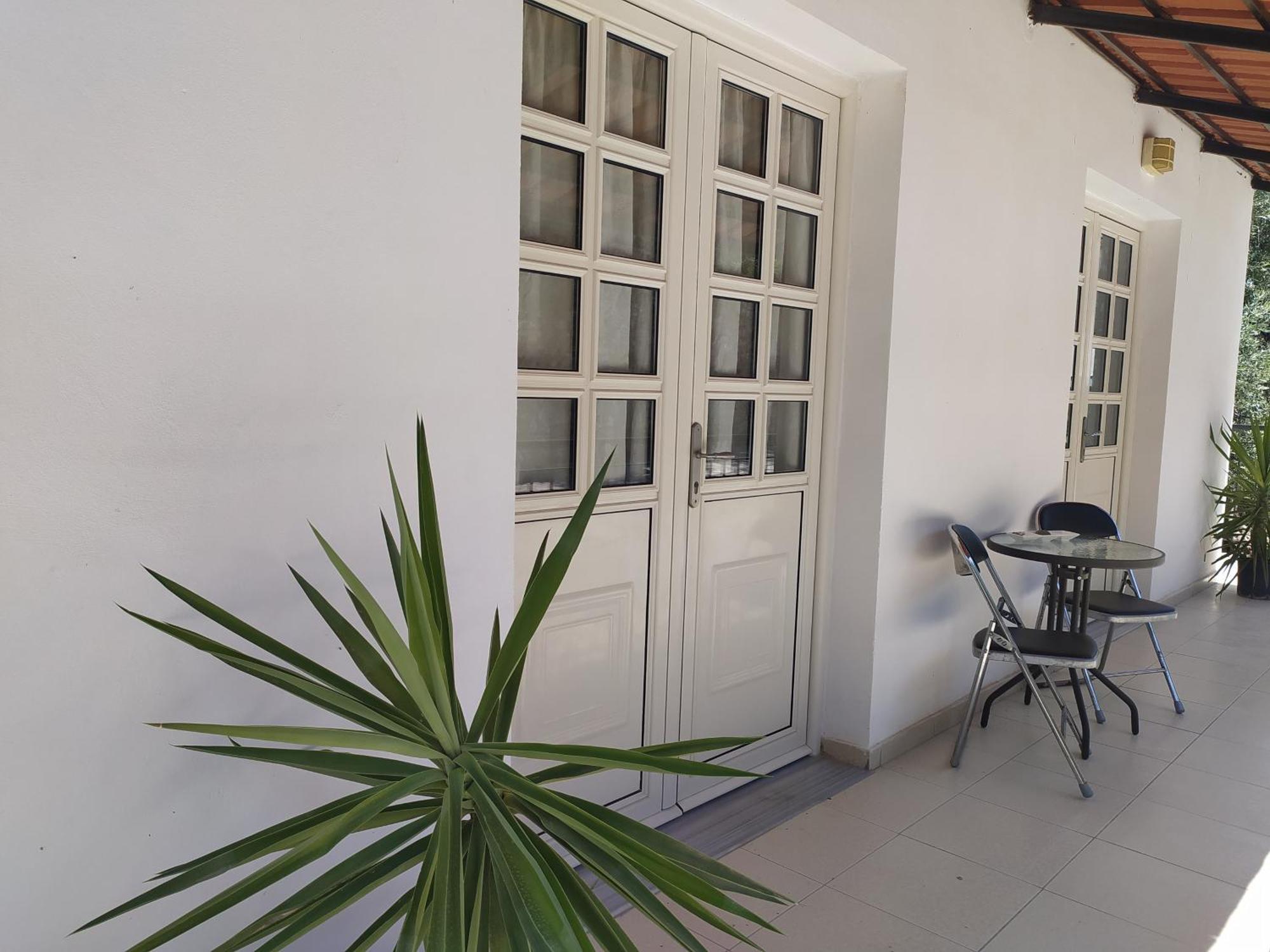 Retzos Rooms Himare Bagian luar foto