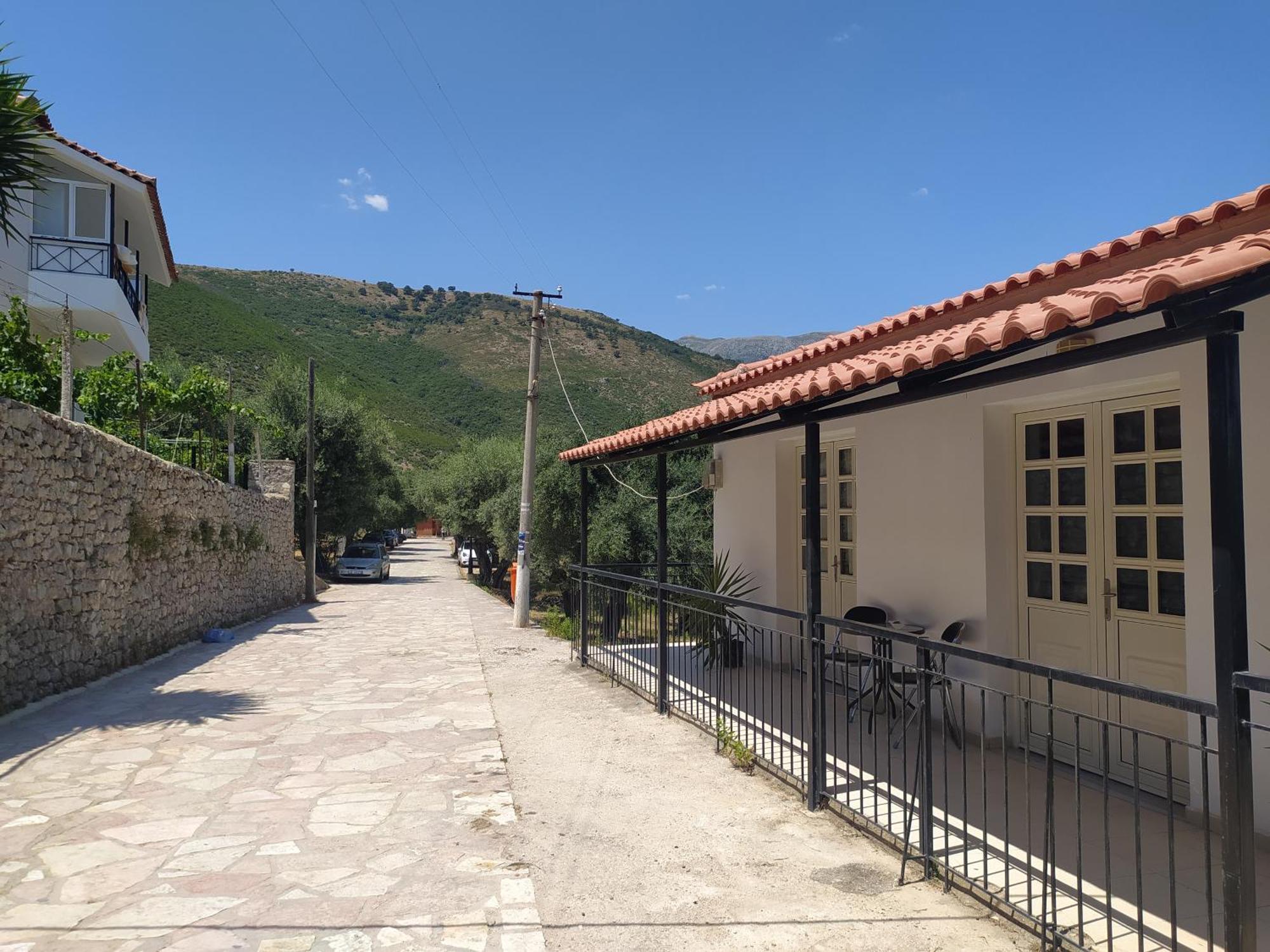 Retzos Rooms Himare Bagian luar foto