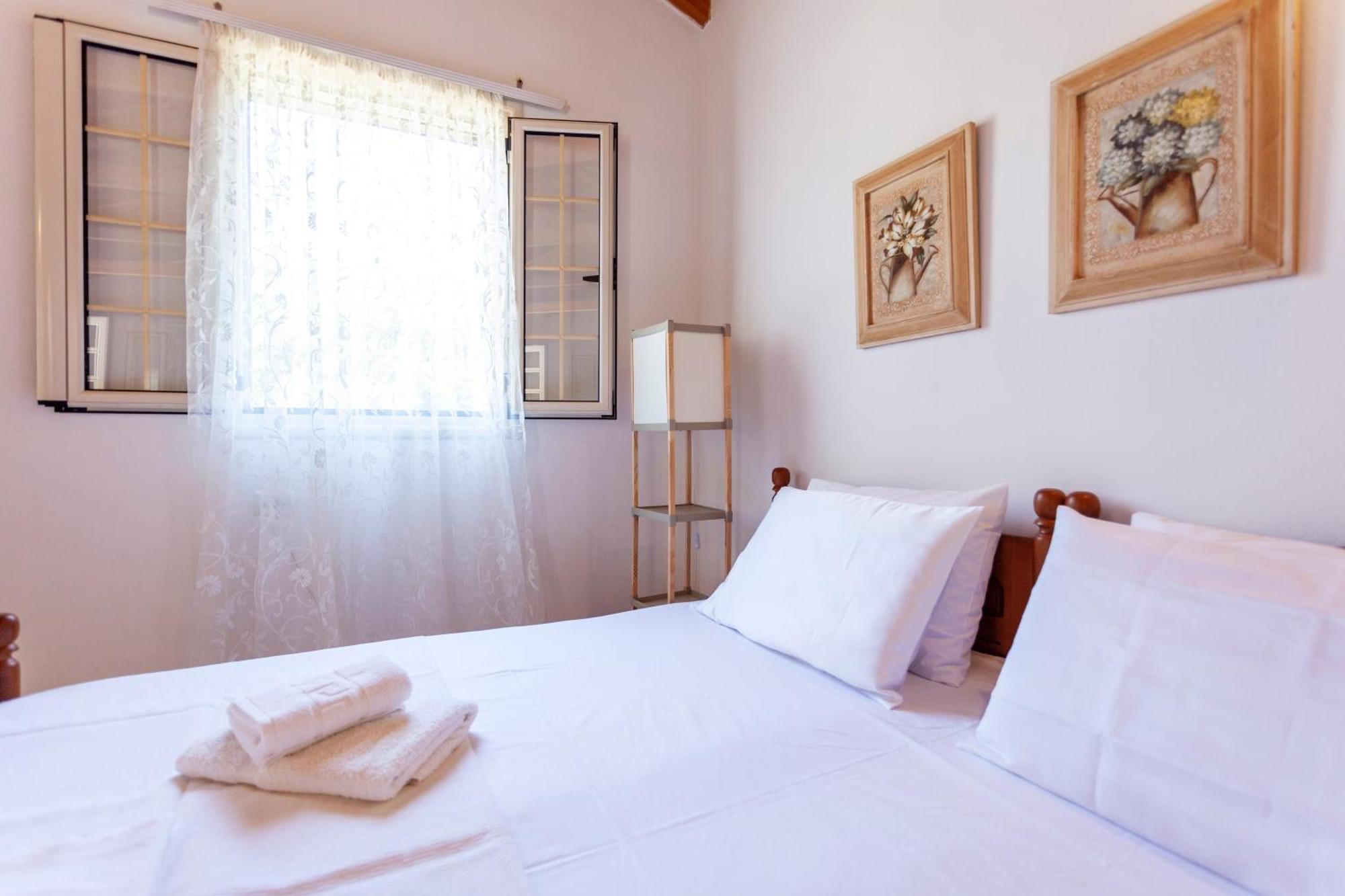 Retzos Rooms Himare Bagian luar foto