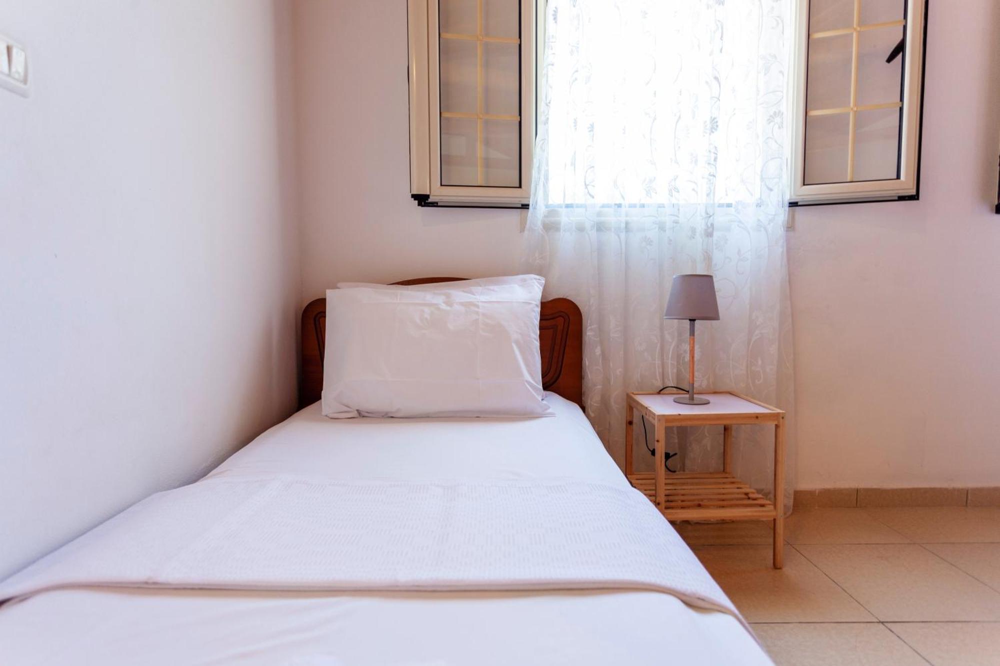 Retzos Rooms Himare Bagian luar foto