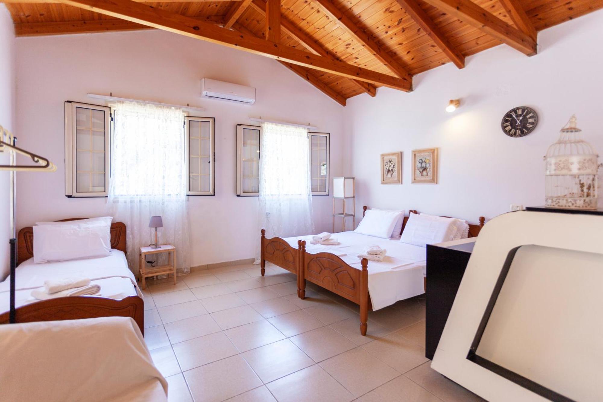 Retzos Rooms Himare Bagian luar foto
