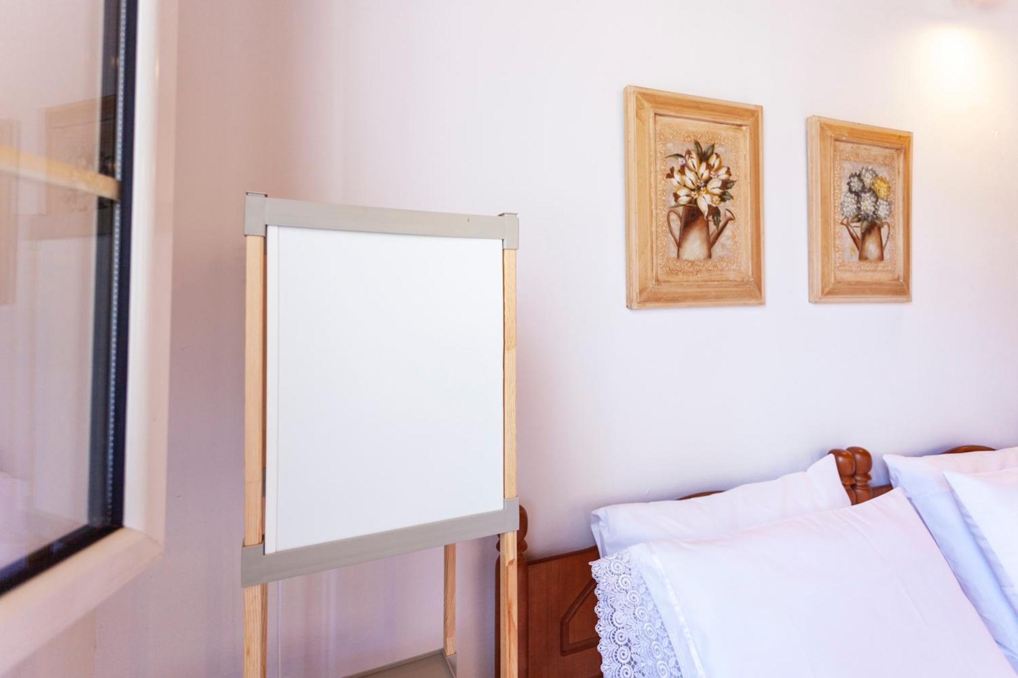 Retzos Rooms Himare Bagian luar foto