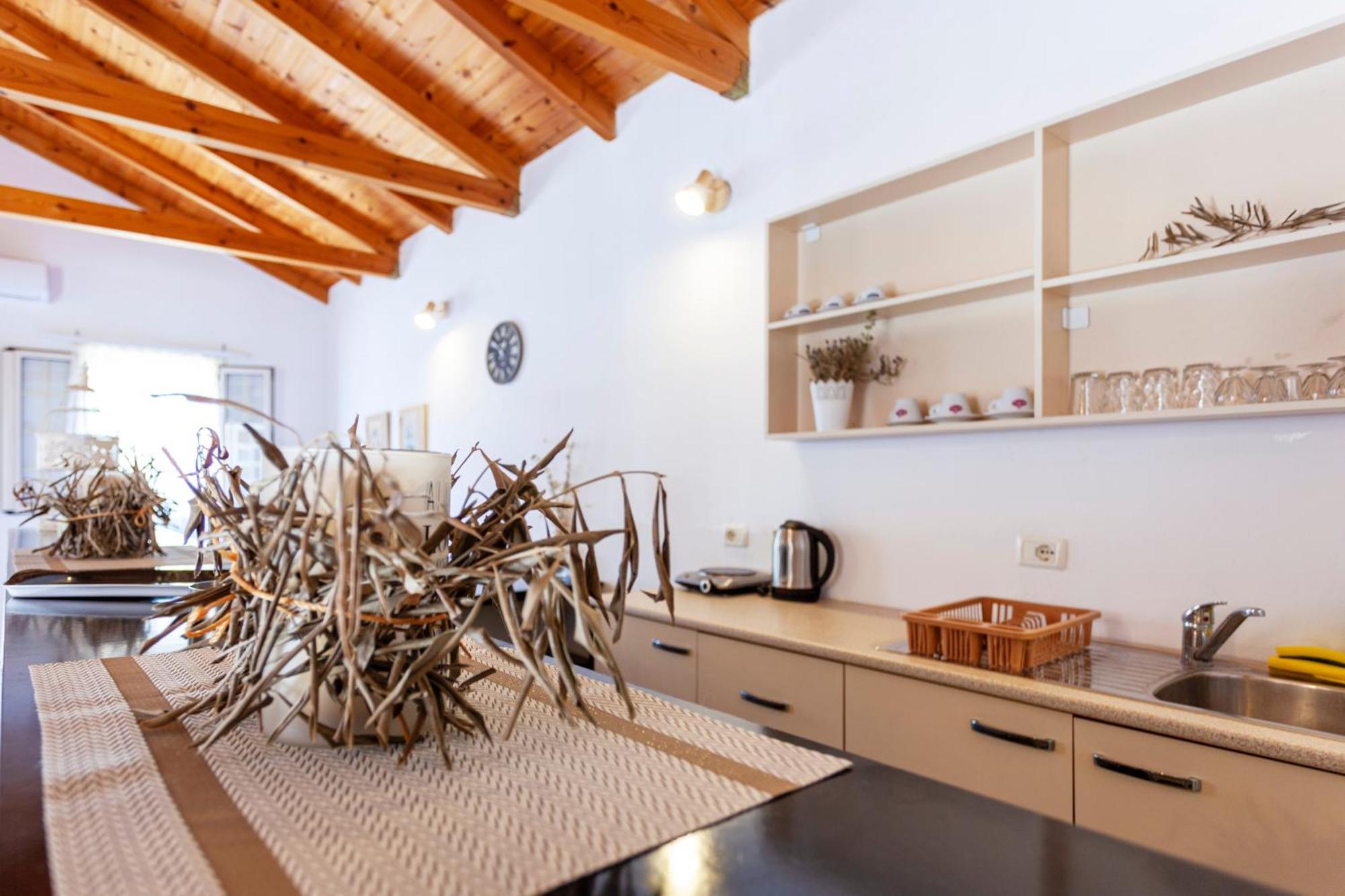 Retzos Rooms Himare Bagian luar foto