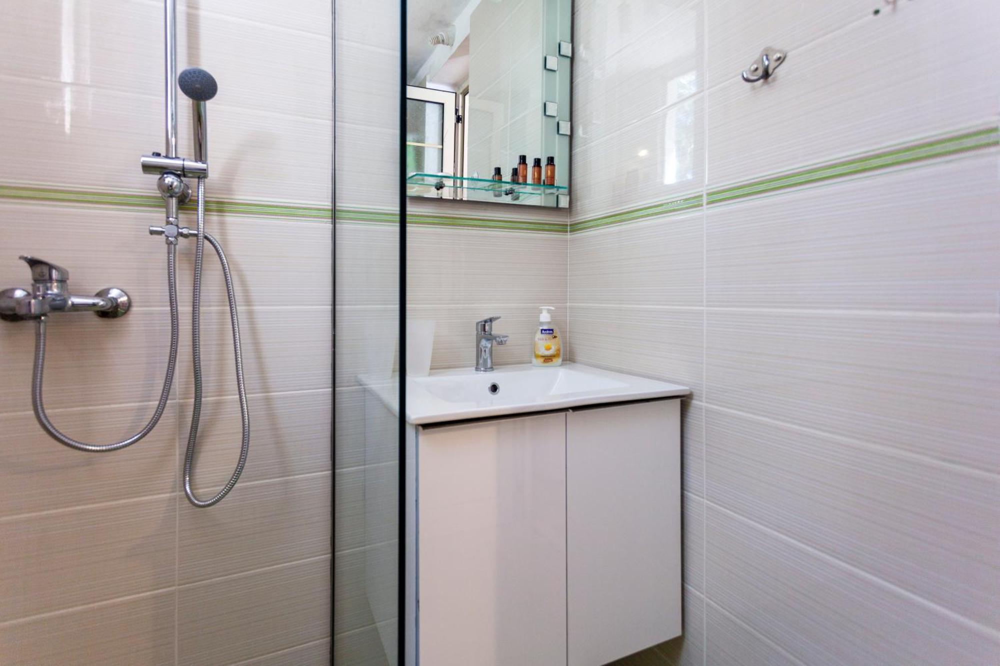 Retzos Rooms Himare Bagian luar foto