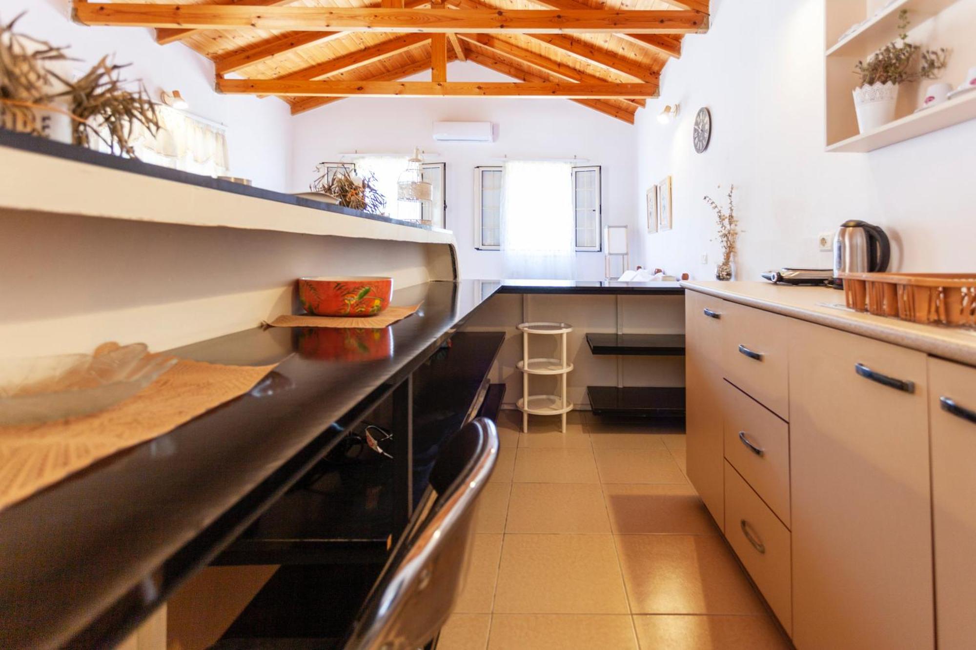 Retzos Rooms Himare Bagian luar foto