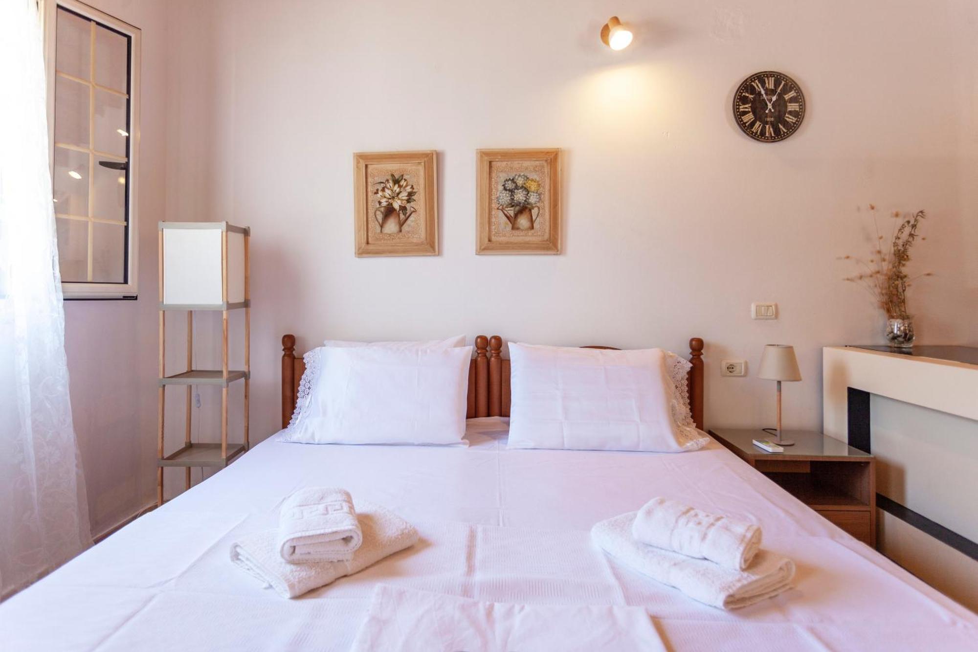 Retzos Rooms Himare Bagian luar foto