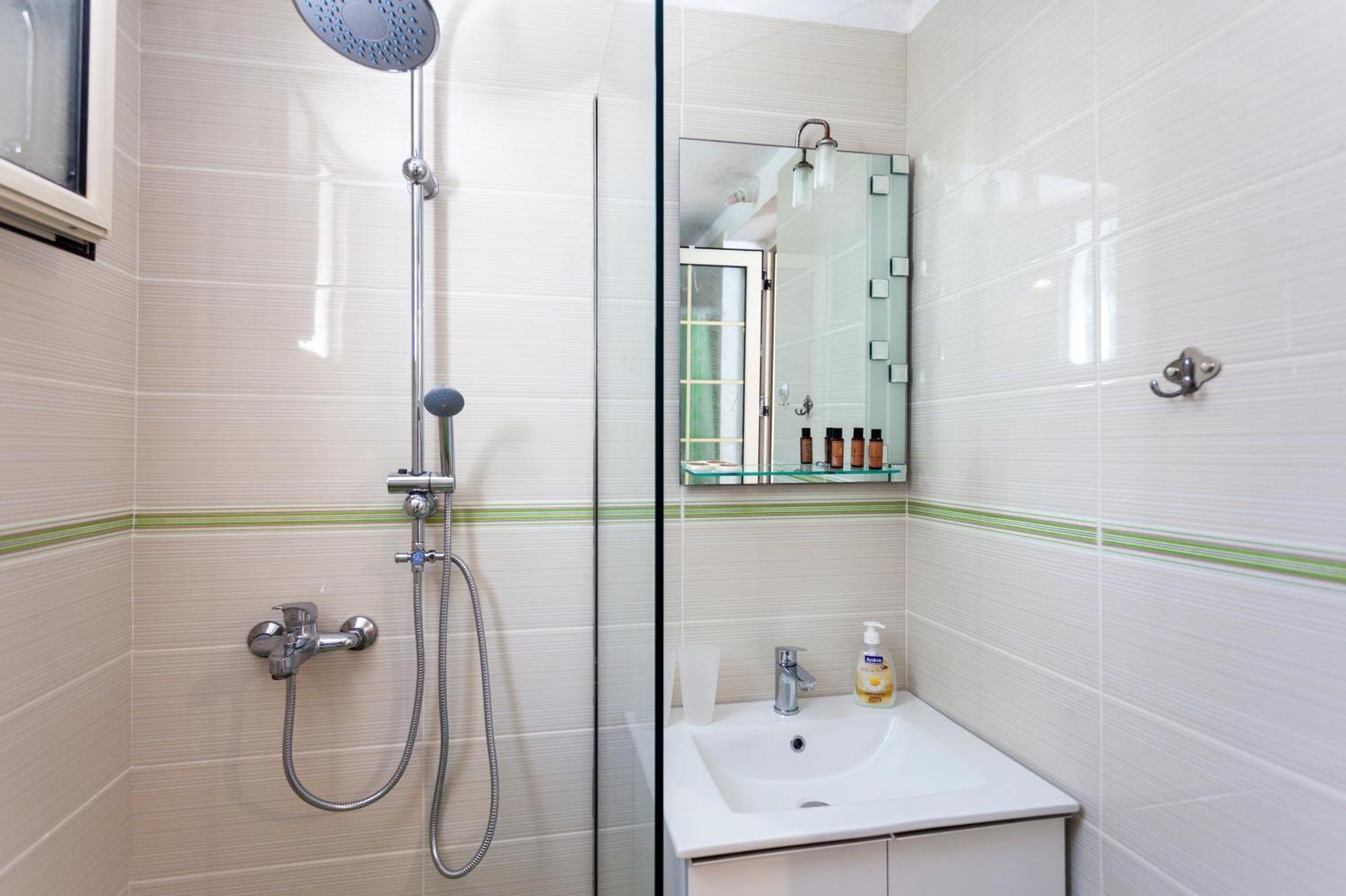 Retzos Rooms Himare Bagian luar foto
